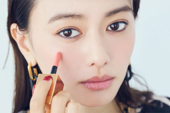 北原 果さんが手掛けた「スリープインスモーキーアイ」のチークの塗り方