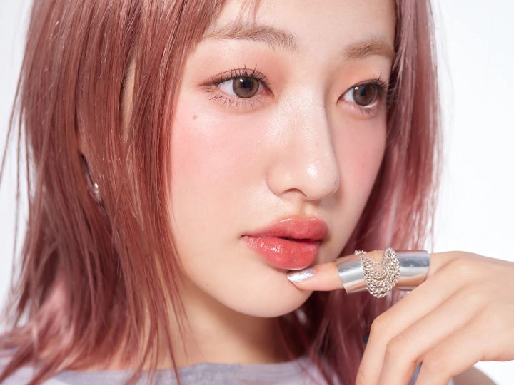 質感違いの赤をレイヤードさせた、ジューシー果実のタンフルメイク