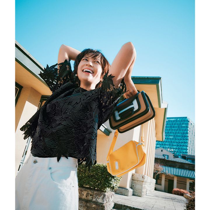 大柄レースの刺繡が白デニムコーデを品よくまとめて一歩先のオシャレに昇格