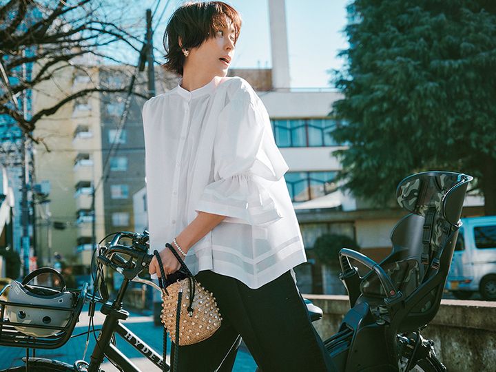 どんなシーンでも好印象な万能シャツはポワン袖がオシャレを格上げ
