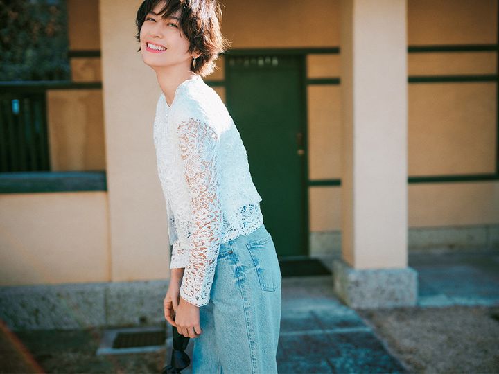 特別感のあるレース刺繡がデニムスタイルを格上げ