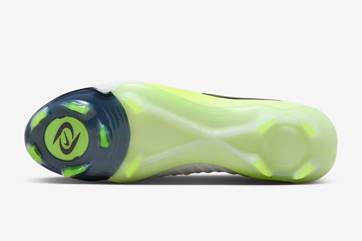 NIKEの春セール開催中！世界最強FWが履く「3万円の最新サッカースパイク」が半額以下の超お買い得価格に