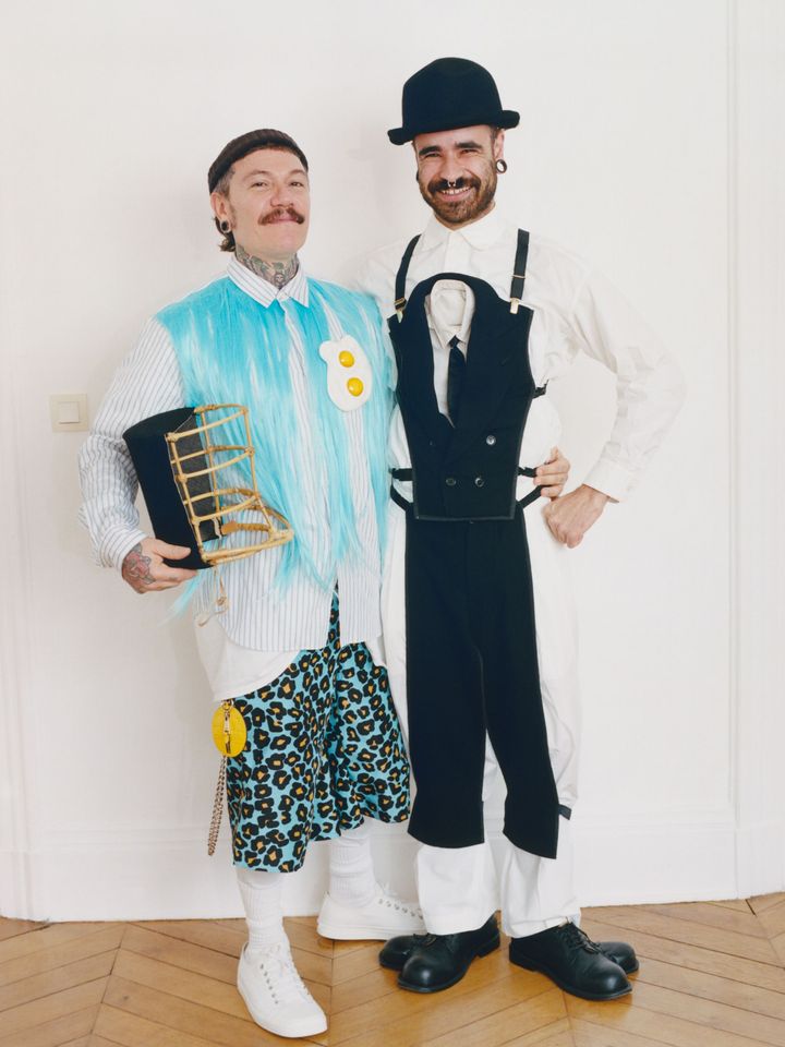 アードリアン・アピオラッザ（左）、コム デ ギャルソン オム プリュス、2020秋冬のアイテムを着用。ライアン・ベナセル（右）、イッセイ ミヤケのシャツの上に、ジャンポール・ゴルチエが1998年、舞台「ピノキオ」のためにデザインした衣装を重ねて。どちらも二人が所有するアーカイブ所蔵のピースを着用。