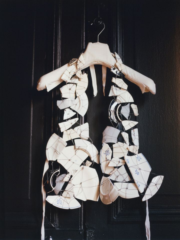 1989年秋冬コレクション、陶器の破片を素材にマルタン・マルジェラがデザインしたベスト。「これは自分にとって、まさにコンセンプチュアル・ファッションの究極の姿です」と、アピオラッザはこのピースに賞賛を惜しまない。「いつも見つめては、喜びを感じています。取り憑かれていると言ってもいいでしょう」