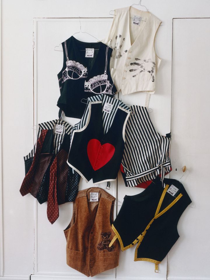 アーカイブのウォールディスプレイ。ベストはすべてフランコ・モスキーノのデザイン。