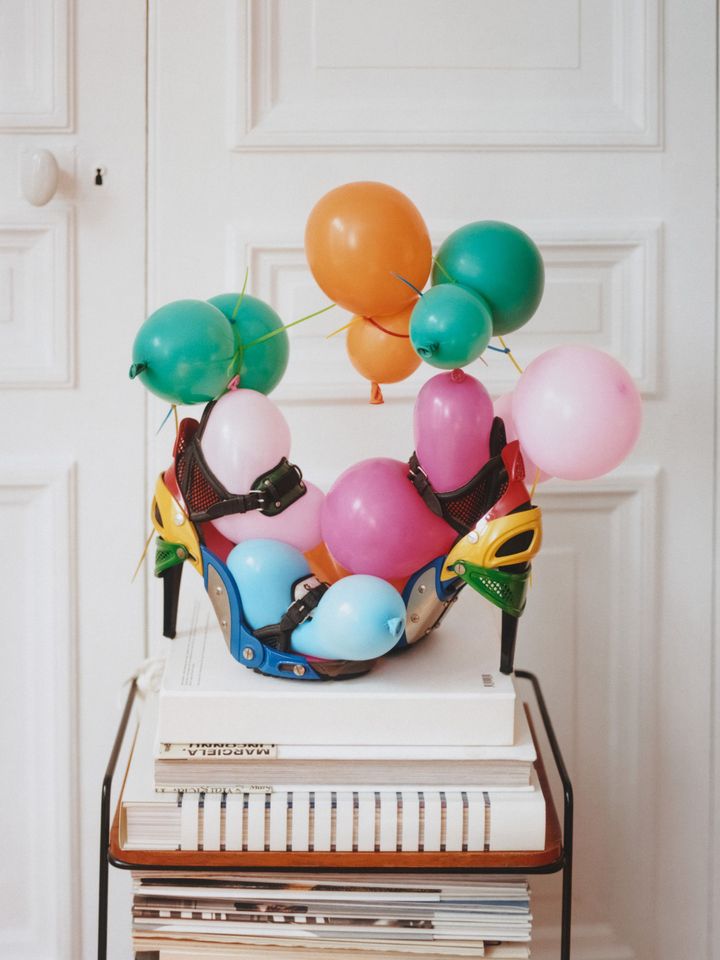 2007年秋冬、ニコラ・ジェスキエールとピエール・アルディによるシューズを風船とともにディスプレイ。