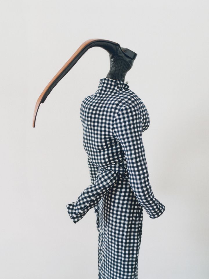 「ボディが先か、服が先か（Body Meets Dress, Dress Meets Body）」をテーマに掲げたコム デ ギャルソン1997春夏コレクションのルック。コム デ ギャルソン オム プリュス2015春夏の靴をヘッドピースに。