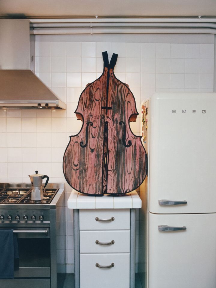 ジャン＝ポール・グードの「バイオリン・パンツ」。1989年７月14日に行われた、フランス革命200周年記念のパレード用に制作された。