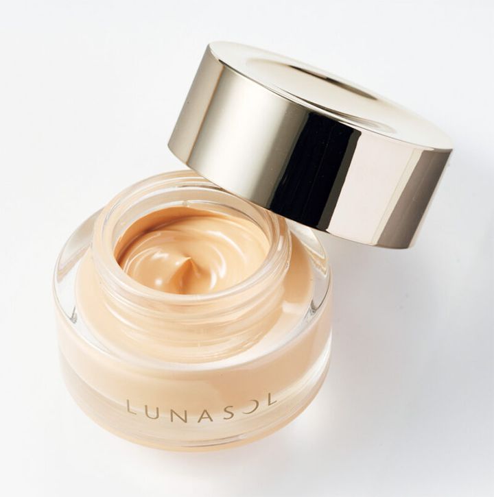 〈モデル使用〉 ルナソル グロウイングシームレスバームEX SPF15・PA++ 全6 色 ¥6 ,600／カネボウ化粧品