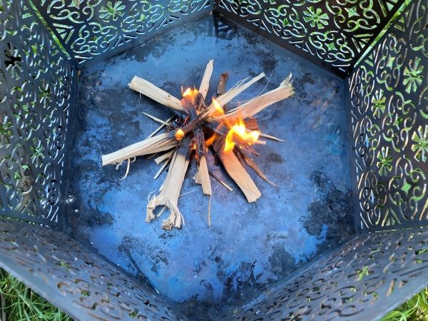 上級キャンパーがおすすめ！100均アイテムだけを使った焚き火を紹介！