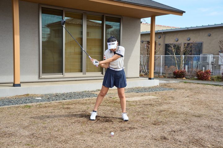 ドライバーの飛距離を簡単に伸ばす方法！ポイントは右足とヘッドを遠ざけること