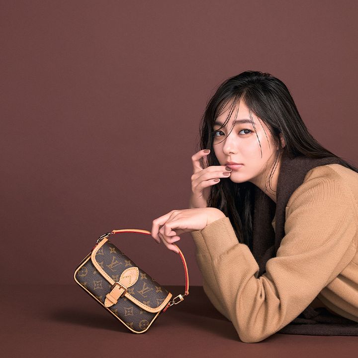 ベージュニットに茶色のニットを方がけしてルイ・ヴィトンのミニバッグ「ナノ・ディアヌ」を持つ新川優愛さん