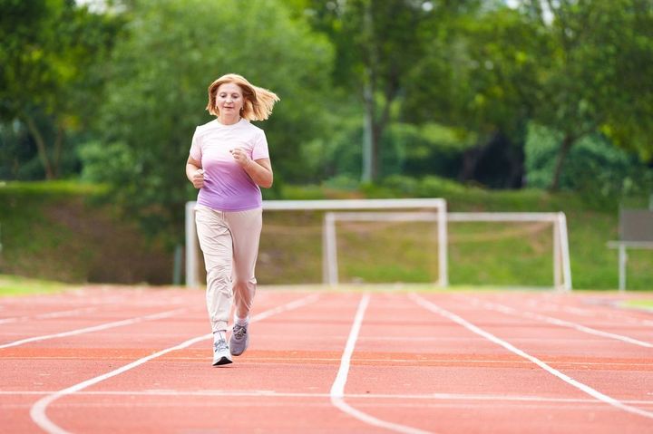 運動する高齢女性