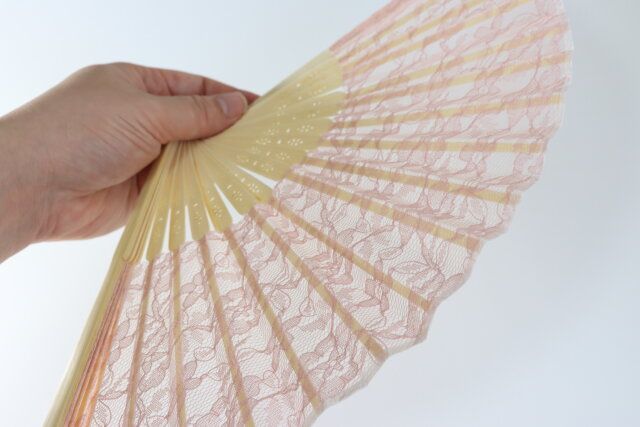 ダイソーの可愛いレース扇子（21cm、収納袋付、ピンク）