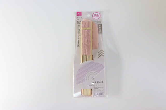 ダイソーのレース扇子（21cm、収納袋付、ピンク）のパッケージ