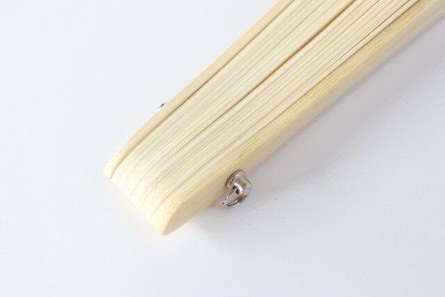 ダイソーの丸カン付きレース扇子（21cm、収納袋付、ピンク）