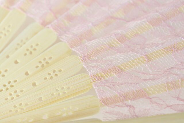ダイソーのお洒落なレース扇子（21cm、収納袋付、ピンク）
