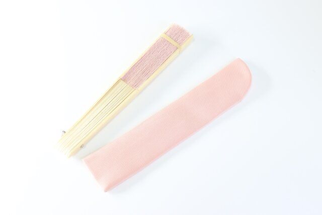 ダイソーの持ち運びやすいレース扇子（21cm、収納袋付、ピンク）