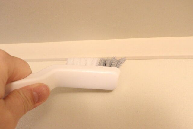 ダイソーのタオルバーにかけられる 目地ブラシが溝にフィット
