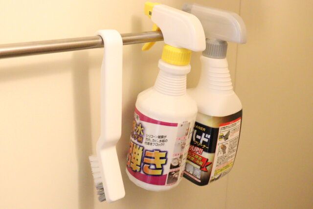 ダイソーの便利なタオルバーにかけられる 目地ブラシ