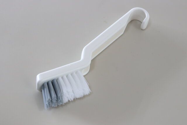 ダイソーの鬼リピしてるタオルバーにかけられる 目地ブラシ