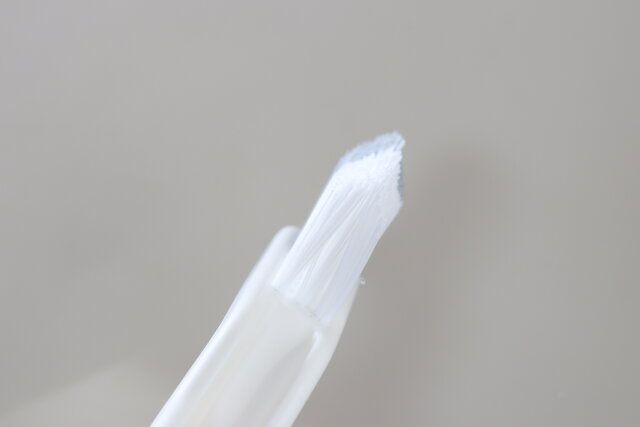 ダイソーのV字カットのタオルバーにかけられる 目地ブラシ