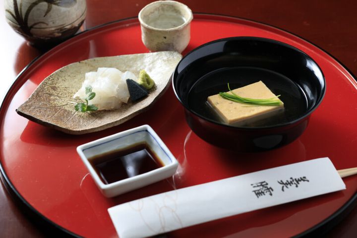 ベストスコア76の女将の懐石料理はいかが？ゴルフのあとは歴史ある名門で風雅な食体験を