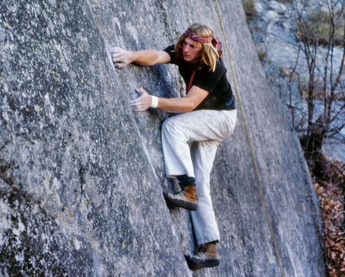 ロッククライミングをするマイク・グラハム氏