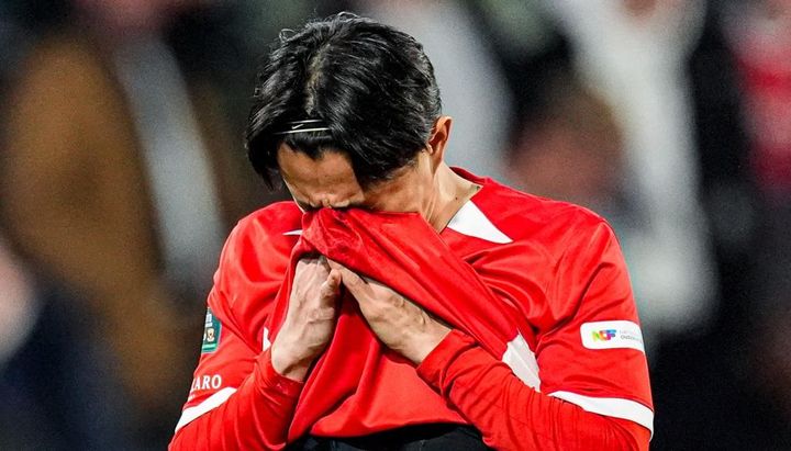 27歳日本代表DFは涙を呑む…1902年創設チームが悲願の初優勝！顔面セーブでコンタクトレンズ破損の守護神が英雄に