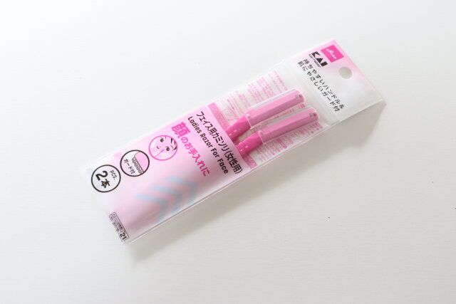 ダイソーの貝印のフェイス用カミソリ（女性用）6