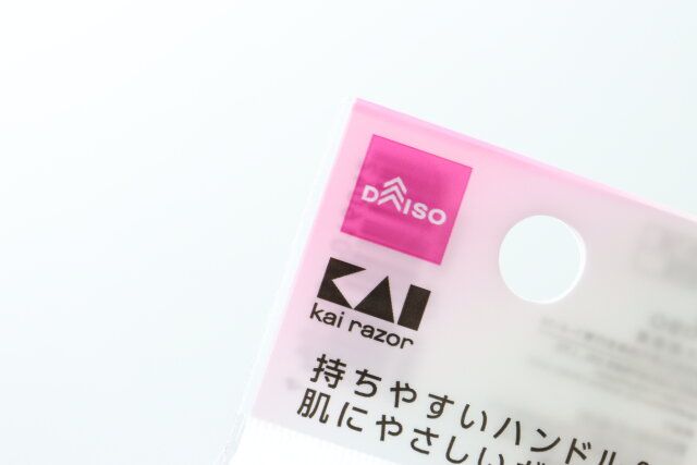 ダイソーの貝印のフェイス用カミソリ（女性用）2
