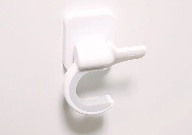 ダイソーのサッとかけられるモップキャッチ（マグネット）1