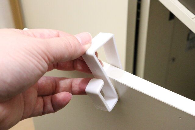 外れにくいシンク扉用ゴミ袋フック（2個） 取り付け