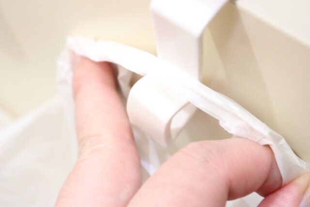 外れにくいシンク扉用ゴミ袋フック（2個） 使用例