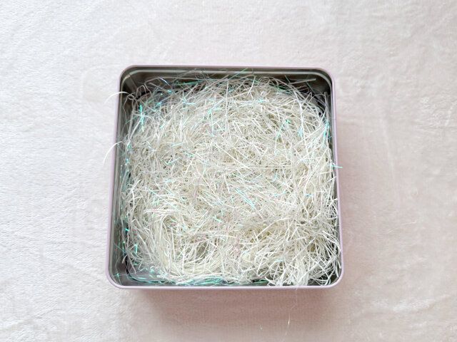 缶の中にペーパークッションを詰める