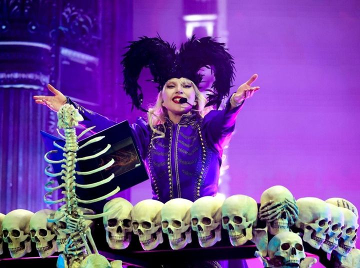 画像: タイラの衣装がブリトニー・スピアーズの衣装に似ている？