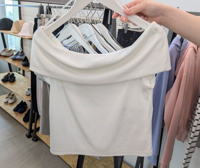 白のオフショルダートップス
