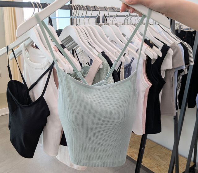 ミントグリーンのブラフィール2WAYクロップドキャミソール