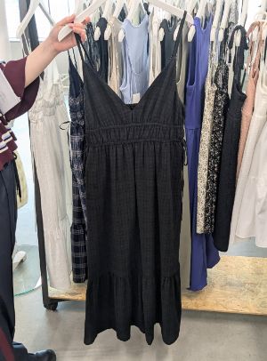 黒のテクスチャーキャミソールワンピース