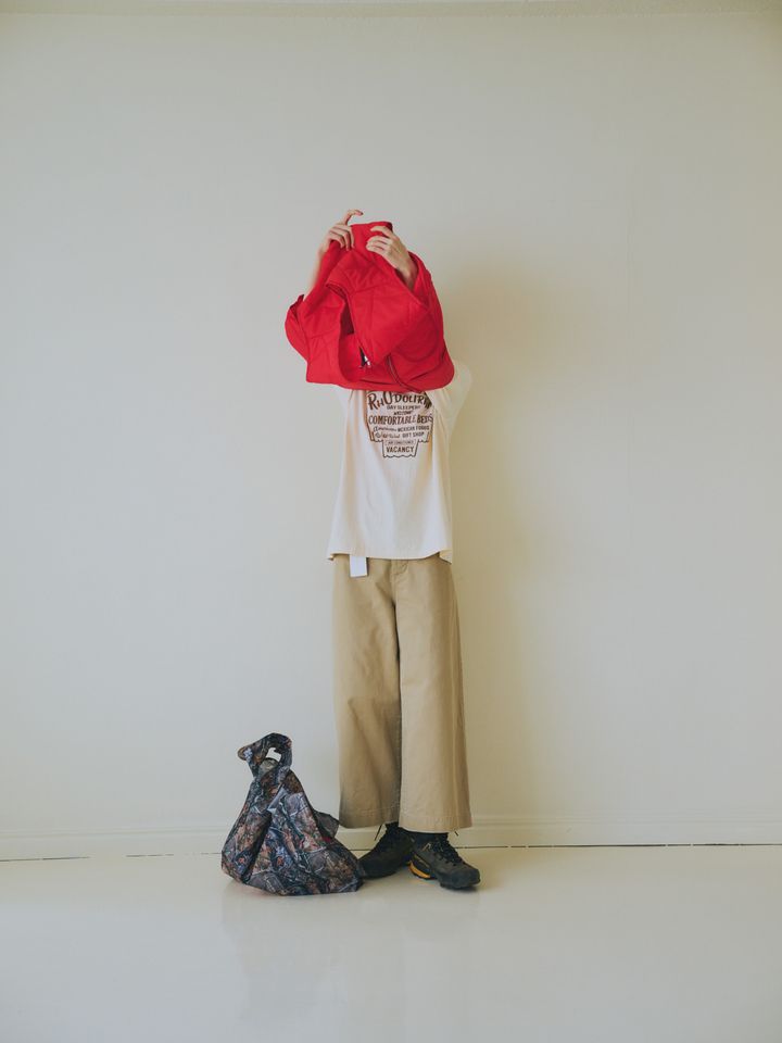 ワントーンベージュコーデに赤のベストがいい味。メンズライクな休日着【ベージュ、時々赤②】