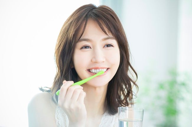 歯磨きする女性