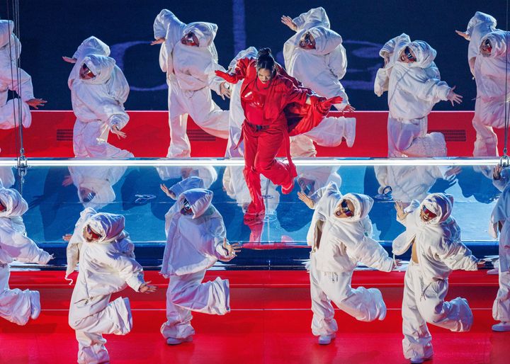 第57回スーパーボウルで繰り広げられた、リアーナのハーフタイムショー。