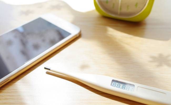 スマホと体温計のイメージ
