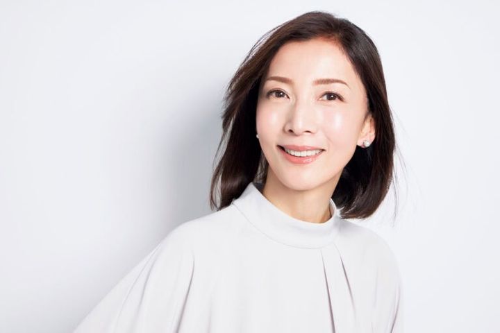 ブラウス¥29,700／ル フィル（ル フィル ニュウマン新宿店 ）、 パールイヤリング¥4,860／アビステ