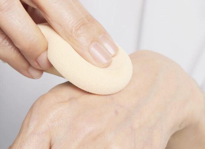 厚みのあるスポンジでパウダーを薄くつける