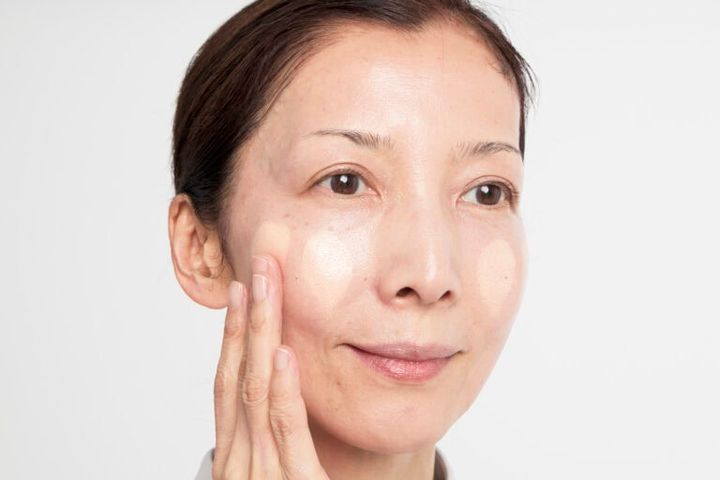 片顔ずつ、ファンデをフィットさせていく