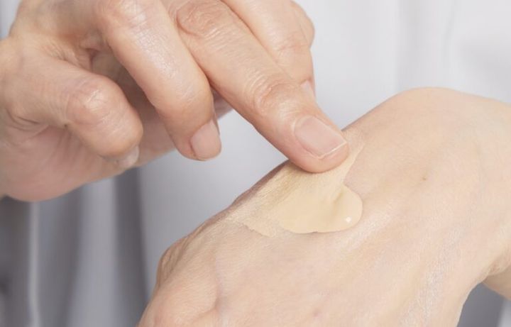 少量のファンデを手の甲でなじませる