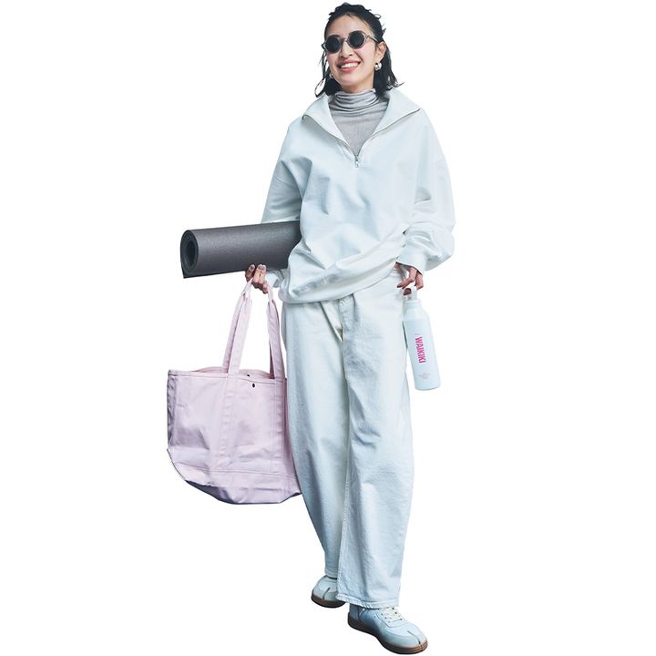 タートルロンTに白のハーフジップスウェットを重ねて白デニムやスニーカーを合わせた休日コーデ