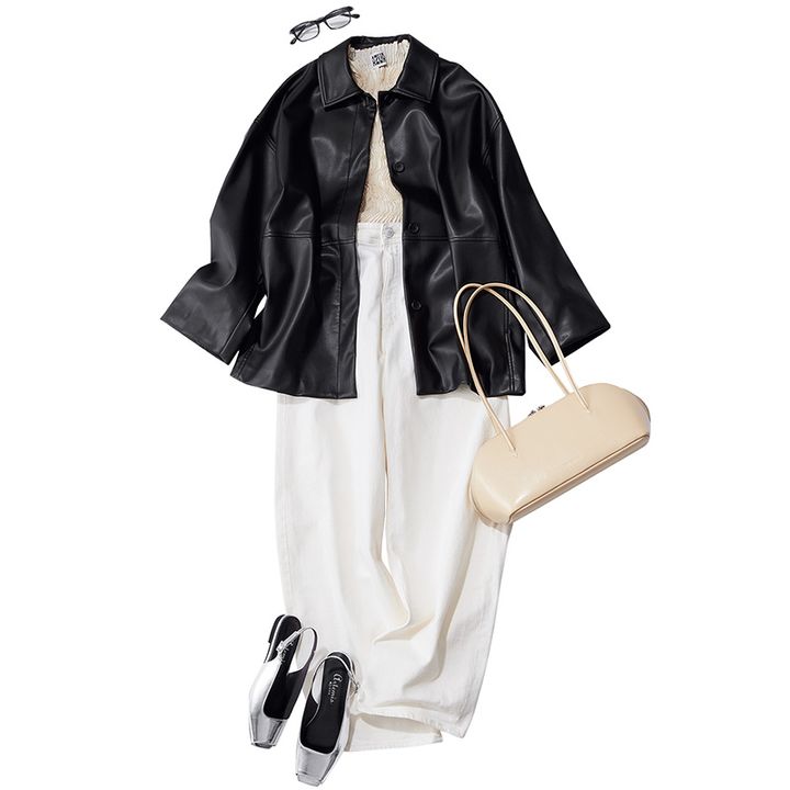 プリーツトップスと白デニムにエコレザージャケットを羽織って横長フォルムのバッグやシルバーのパンプスを合わせた着こなし