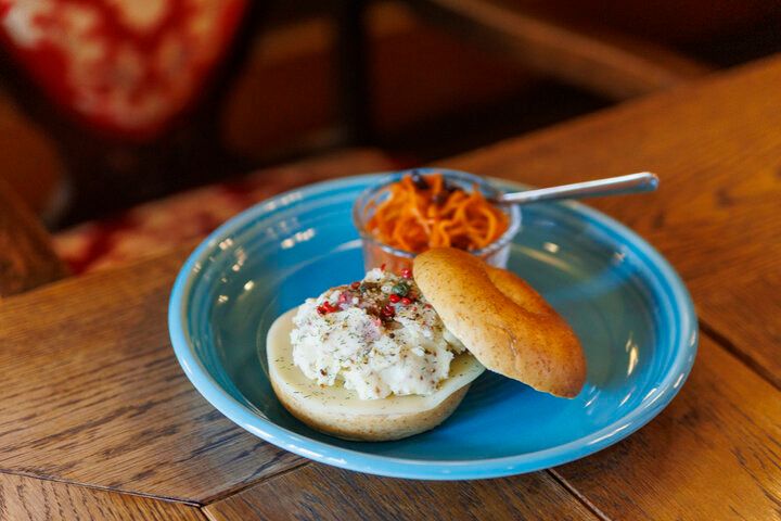 京都・島原のレトロな隠れ家カフェ「Cafe AUSGANG」で、自家製ベーグル＆香り高いコーヒーを